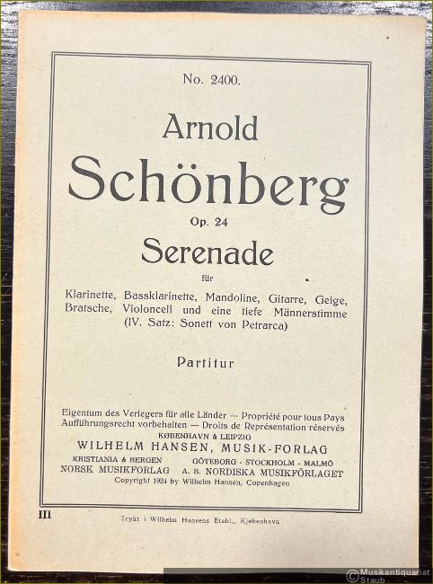  - Serenade für Klarinette, Bassklarinette, Mandoline, Gitarre, Geige, Bratsche, Violoncell und eine tiefe Männerstimme (IV. Satz: Sonett von Petrarca), Op. 24 (= Wilhelm Hansen Edition, No. 2400). Partitur.