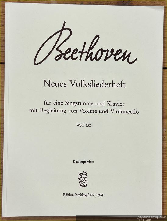  - Neues Volksliederheft für eine Singstimme und Klavier mit Begleitung von Violine und Violoncello WoO 158 (= Edition Breitkopf, Nr. 6974). Klavierpartitur.